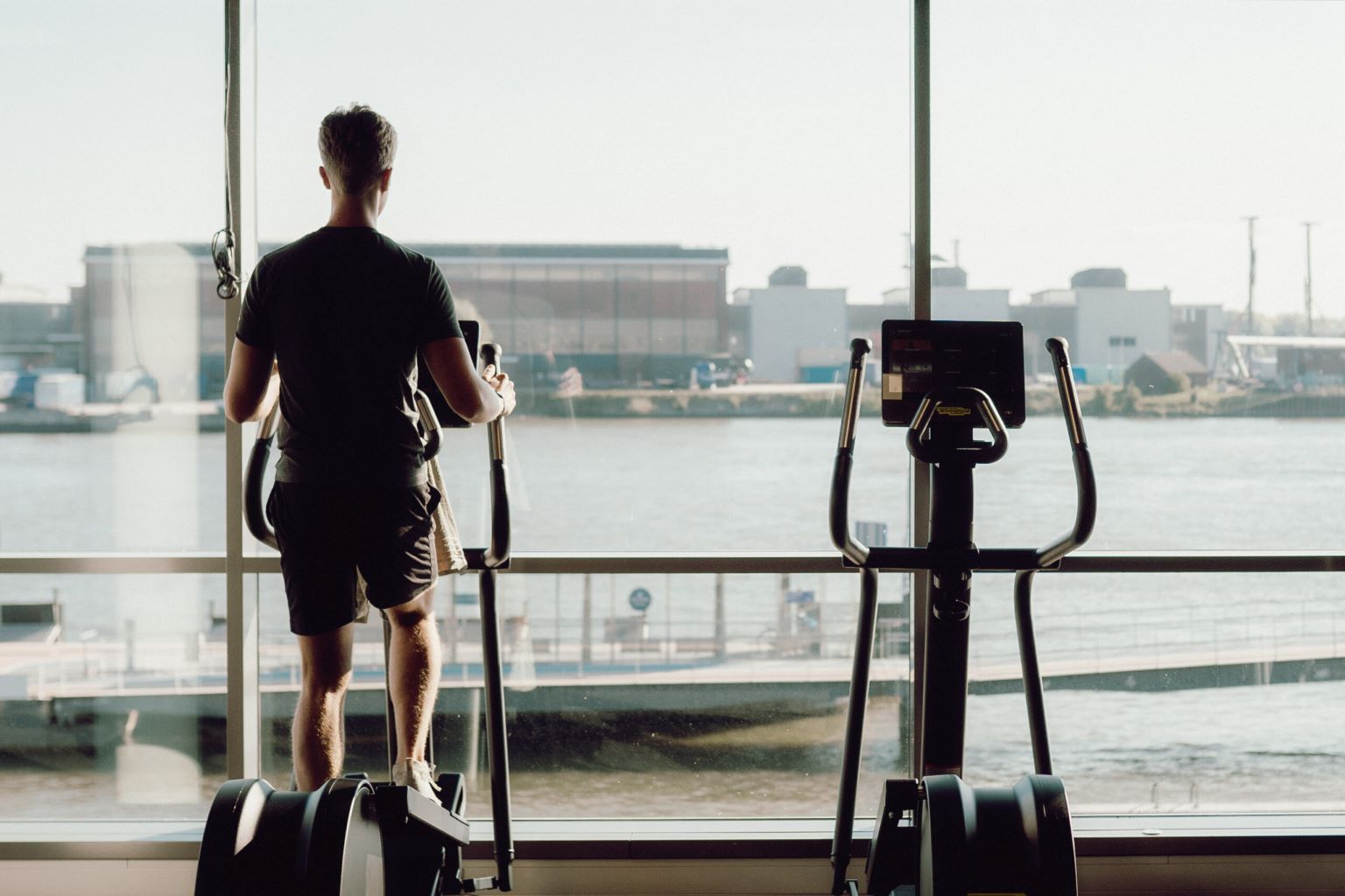 sporten met uitzicht op het water