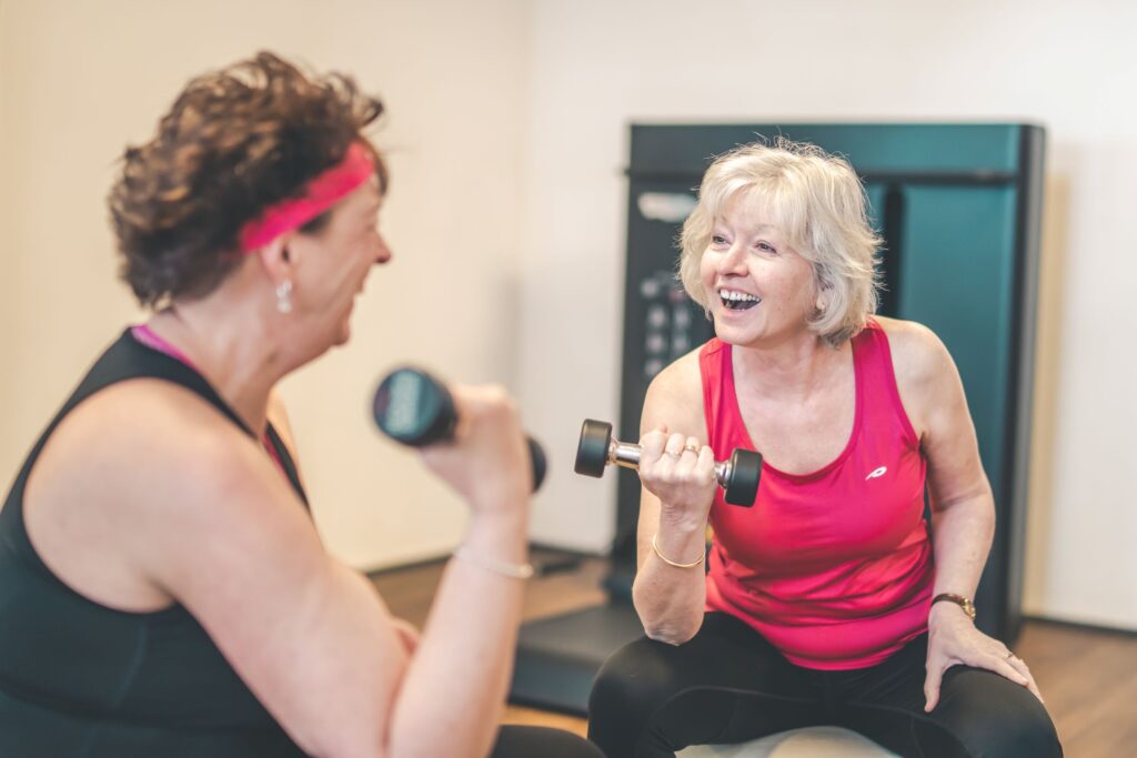 vrouwen tijdens senioren fitness