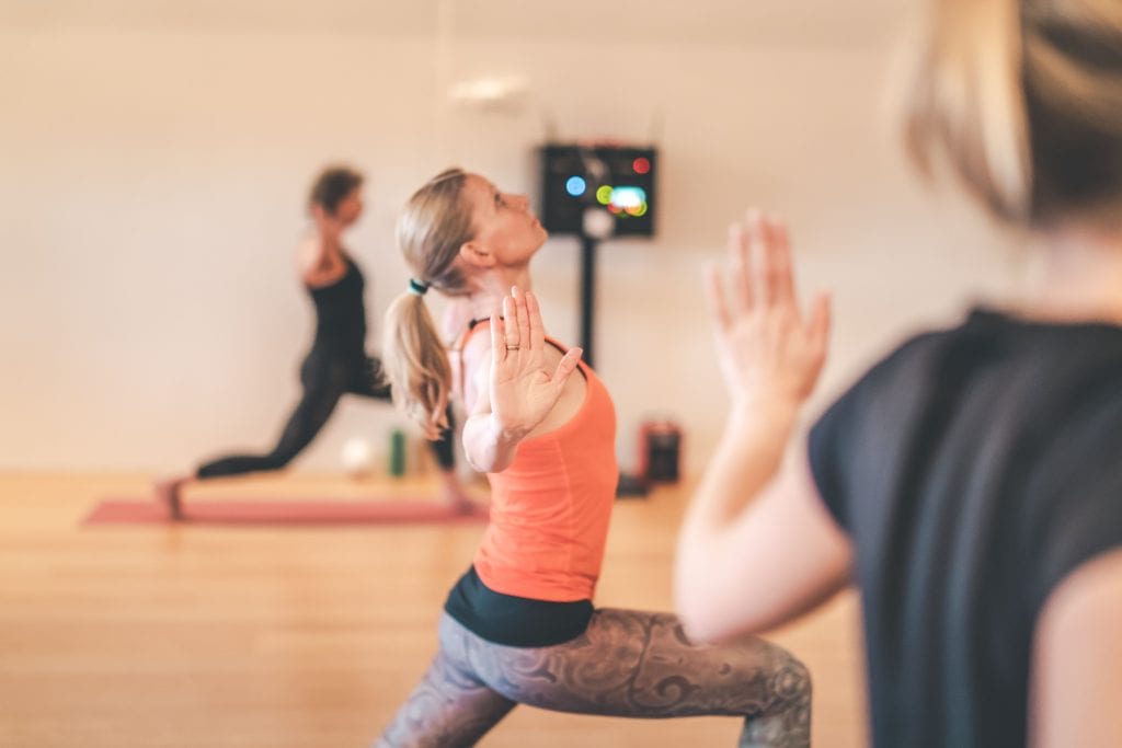 vrouw in vinyasa yoga pose
