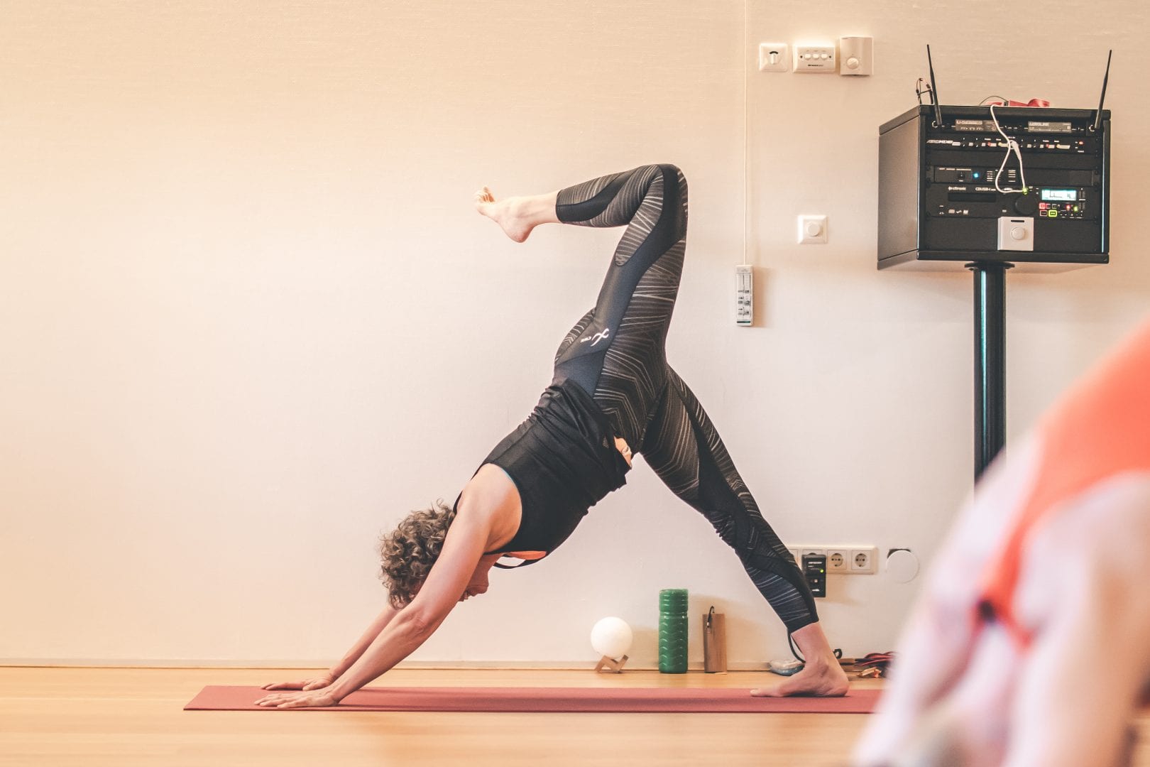 vrouw in hatha yoga pose bij mylife rotterdam