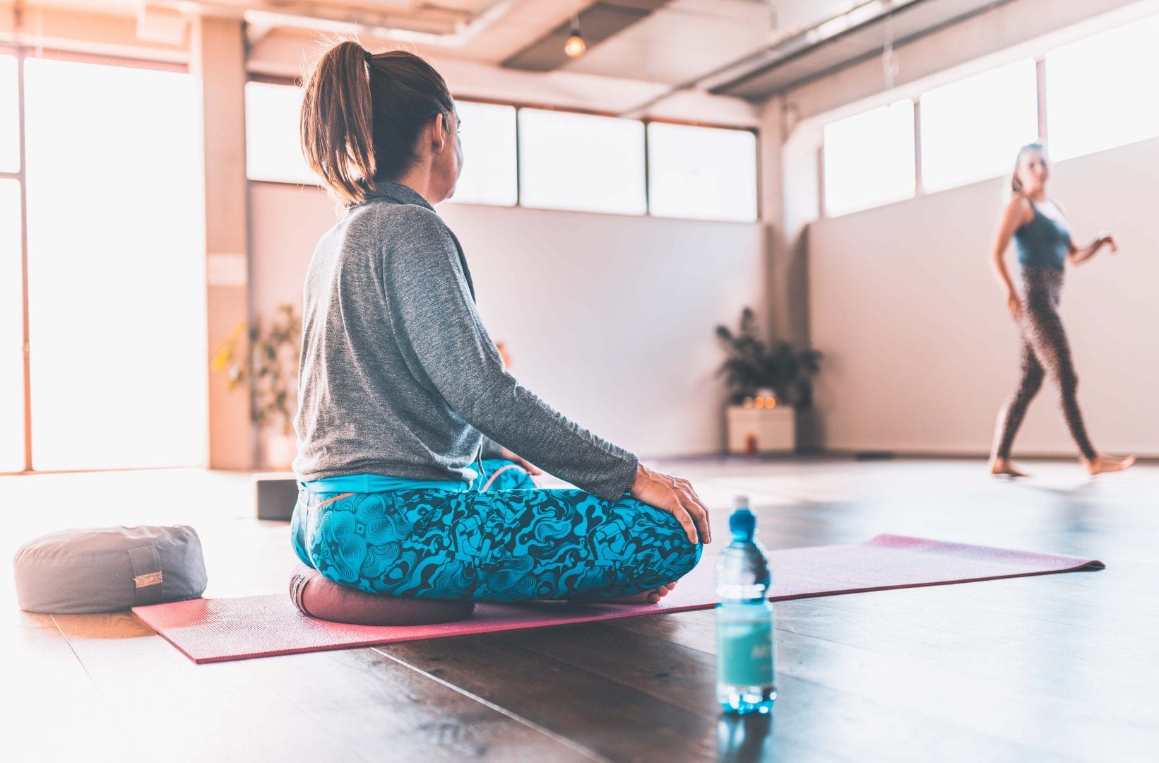 vrouw in kleermakerszit tijdens hatha yoga