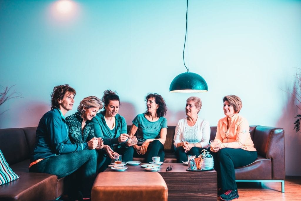 groep dames in lounge op de bank aan de koffie