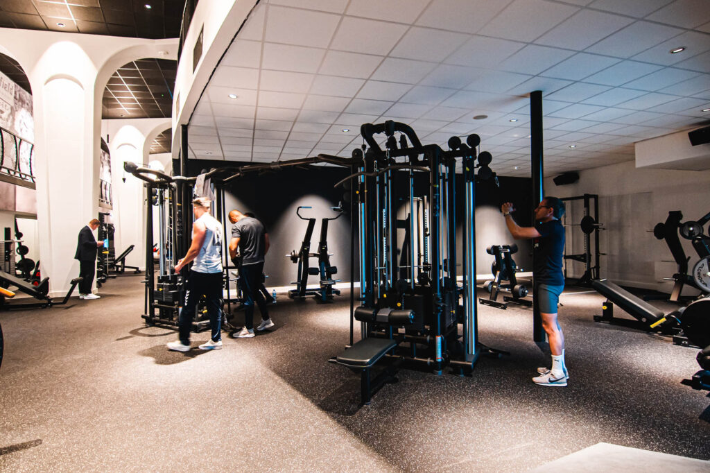 mensen in de fitnessruimte van mylife rotterdam maas