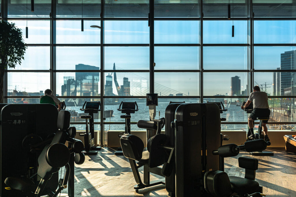 sporten met uitzicht op rotterdam en de maas