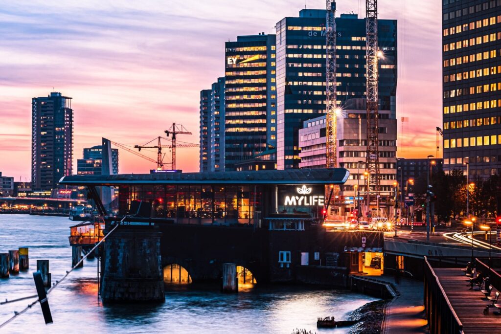 rotterdam aan de maas bij schemer