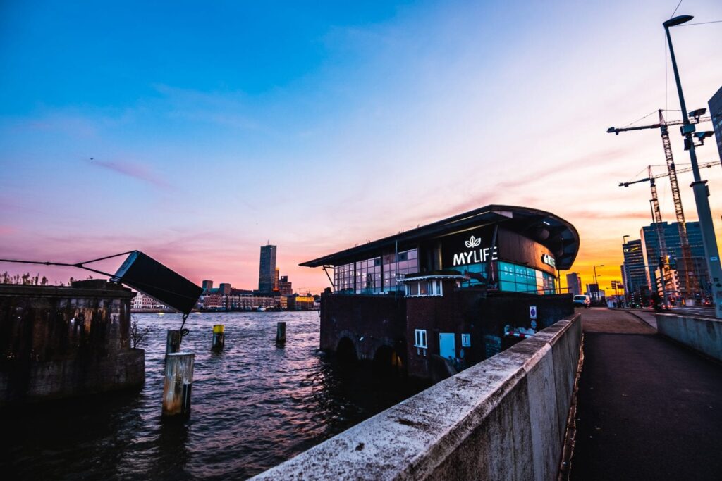 mylife rotterdam aan de maas bij schemer