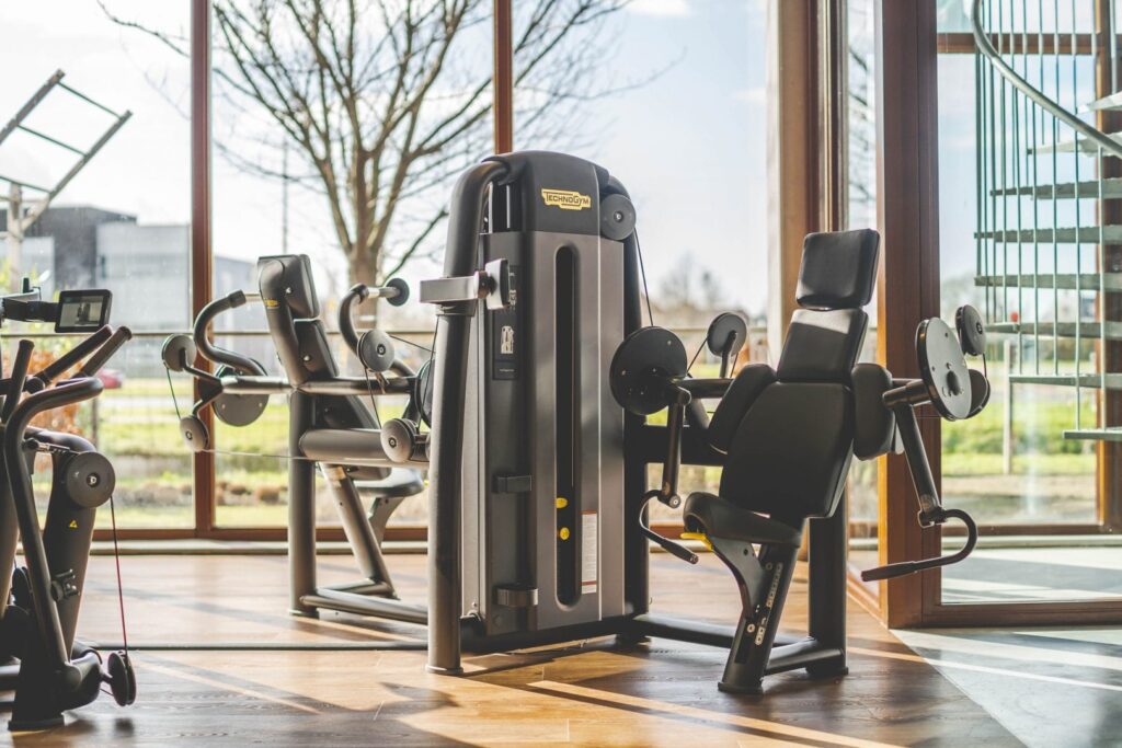 fitnesstoestellen met uitzicht naar buiten