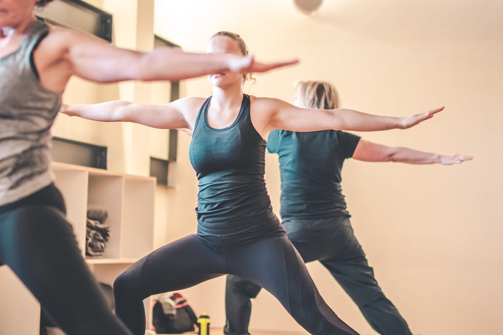 vrouwen doen yoga poses
