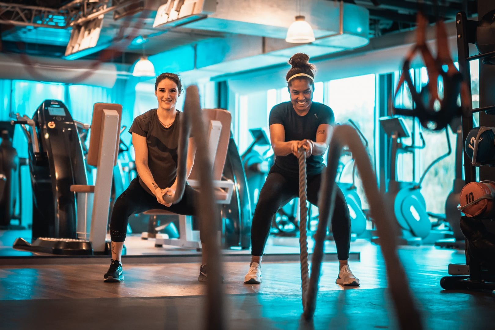 vrouwen met battleropes in fuctionele trainingsruimte