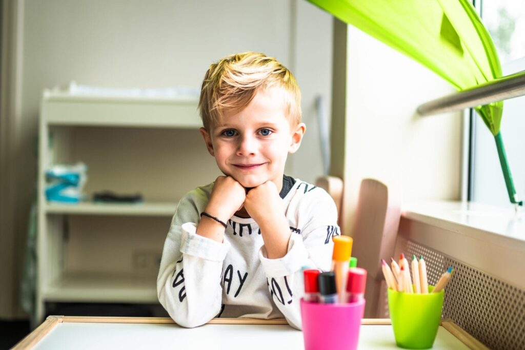 kind met kleurpotloden