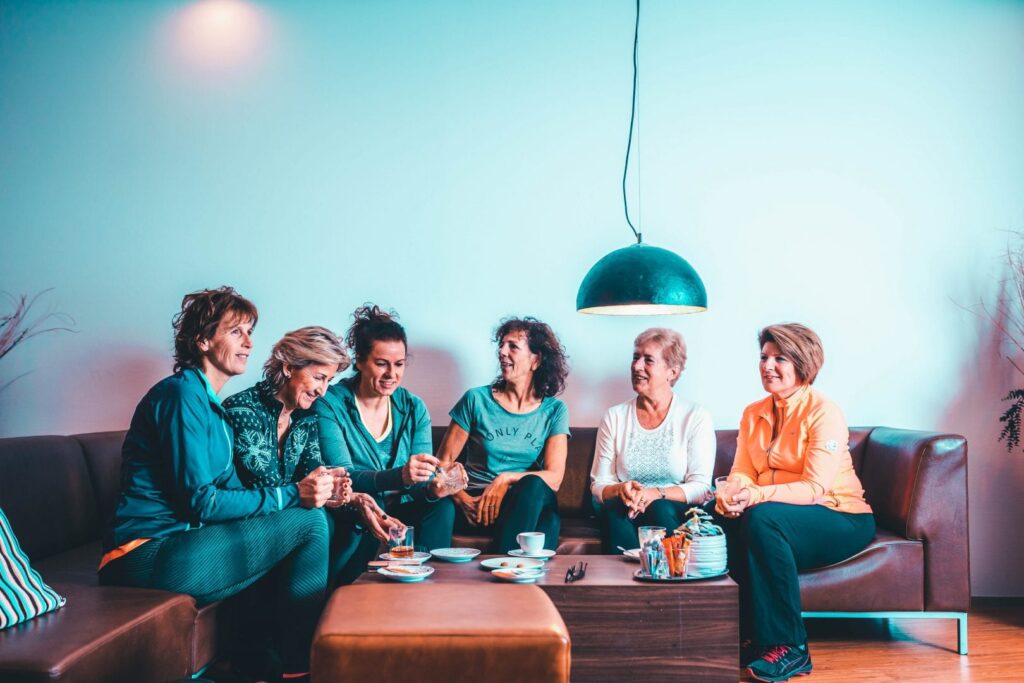 groep vrouwen drinkt koffie in lounge