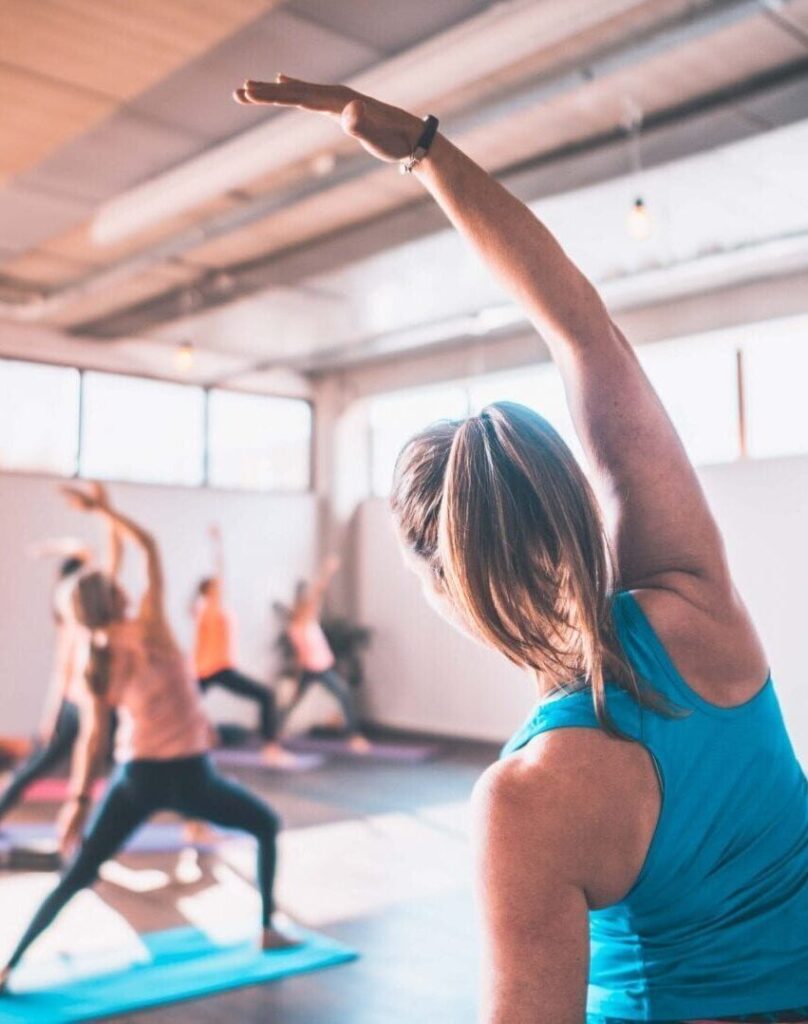 vrouwen in stretchpose tijdens groepsles
