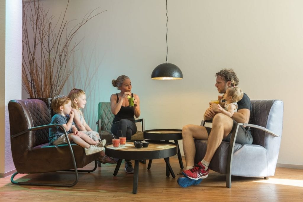 gezin met kinderen in de lounge