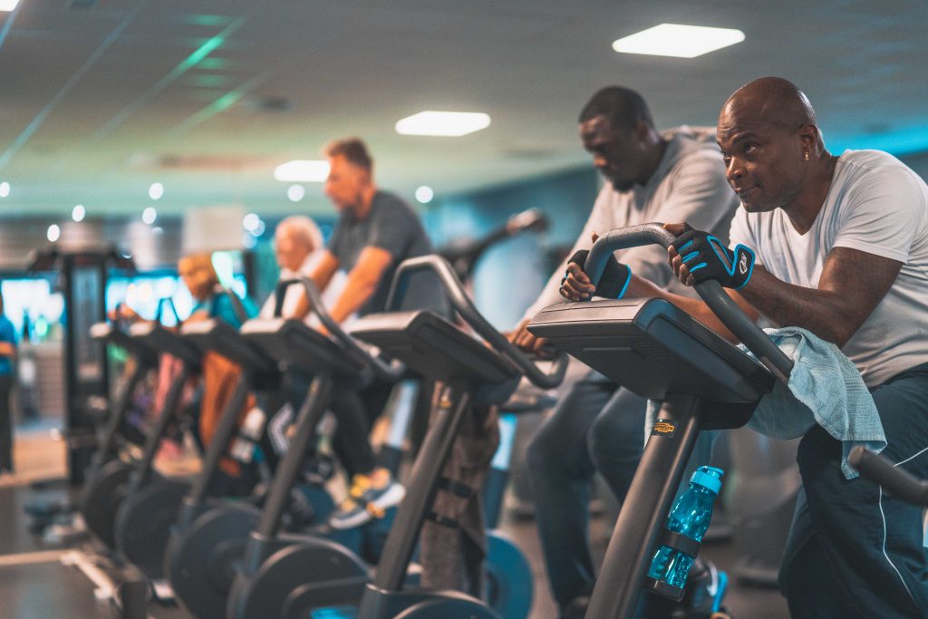 mannen op de cardio fiets