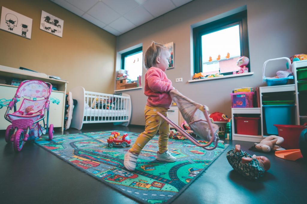 meisje in de kidsclub aan het spelen