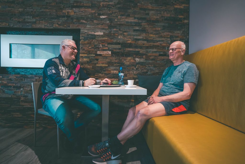 mannen drinken koffie in de lounge