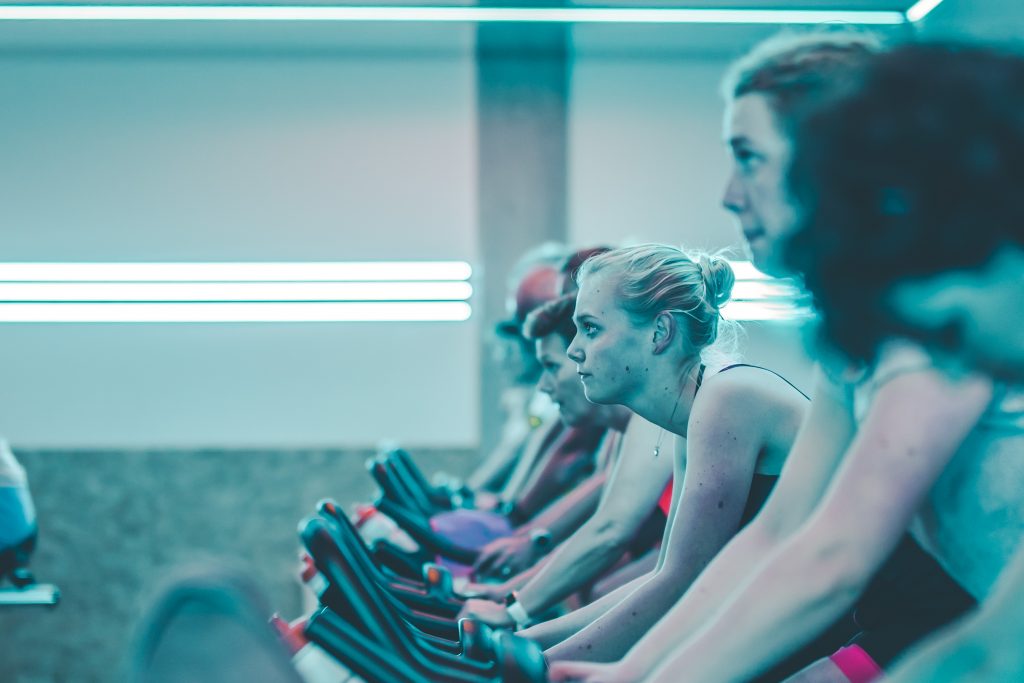 gefocuste deelnemers tijdens spinning