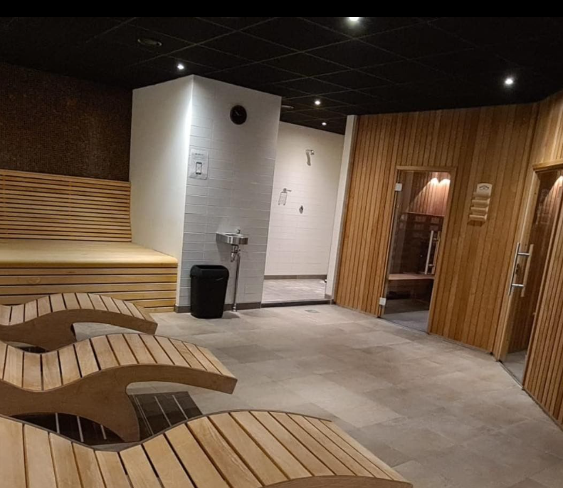 rustruimte van de sauna bij Mylife voorschoten met banken en douches
