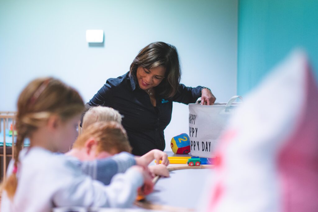 kinderen die aan het knutselen zijn bij de kinderoppas