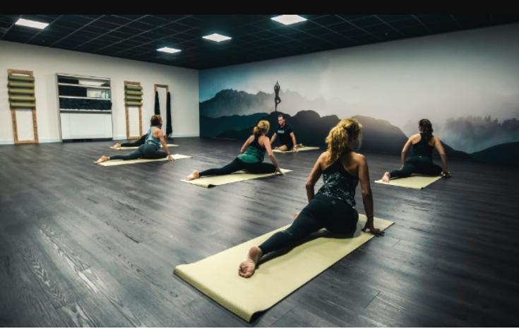 mannen en vrouwen op matje yin yoga poses bij mylife