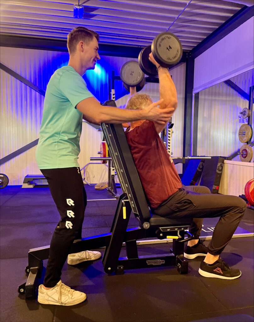 personal trainer erik begeleidt een sporter bij mylife berkel