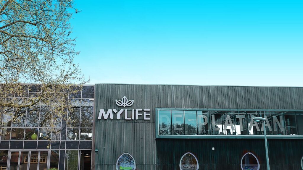 voorkant pand mylife wageningen met plataan
