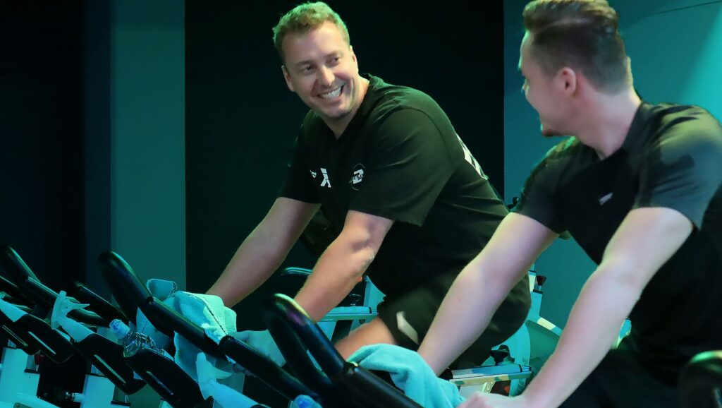 mannen tijdens indoor cycling spinning