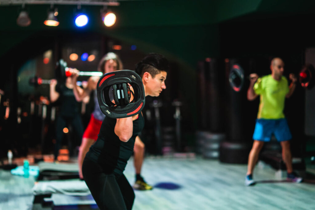 vrouw met bodypump barbell