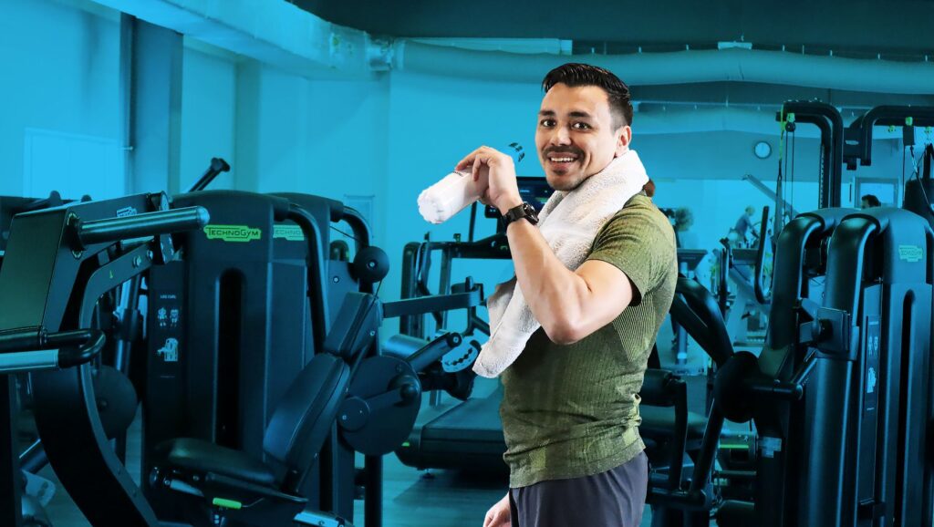 lachende man in fitness