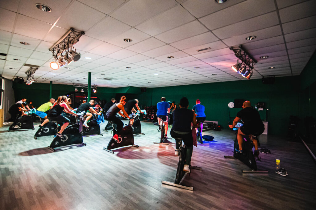 groep die aan indoor cycling doet