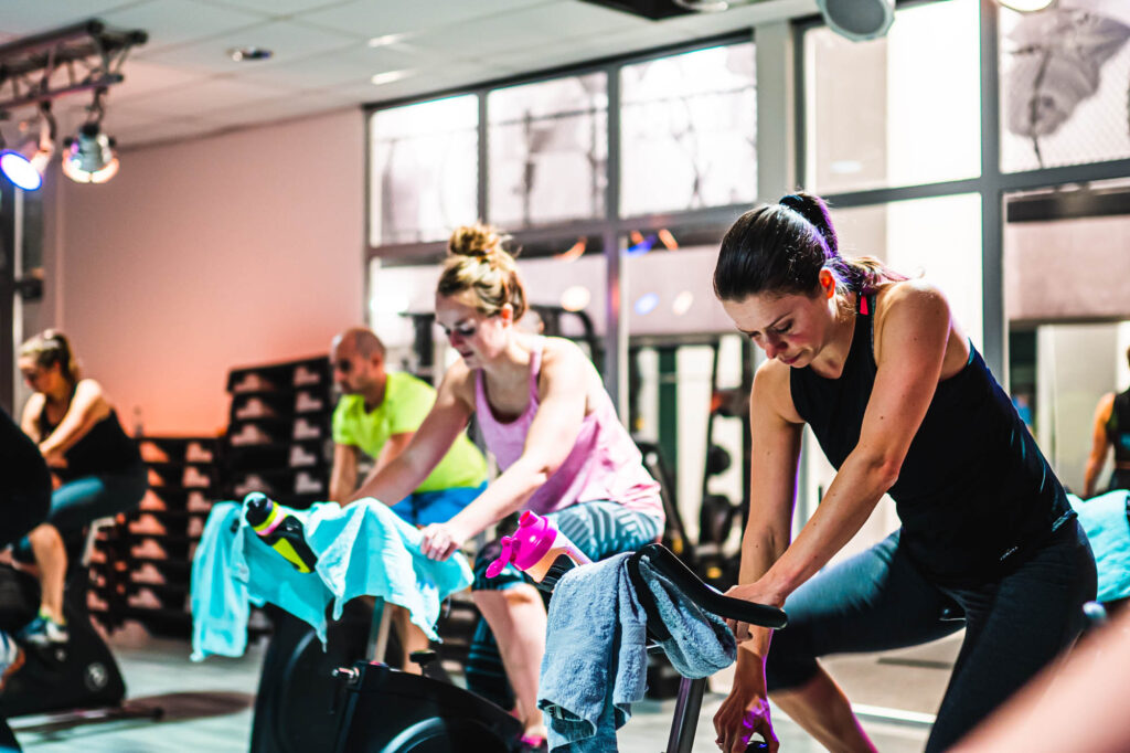 vrouwen doen aan indoor cycling spinning