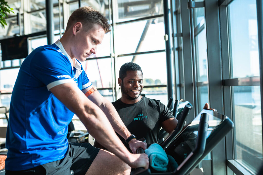 man krijgt personal training van personal trainer