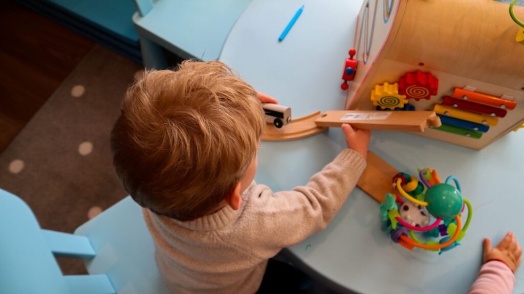kind speelt in de kidsclub
