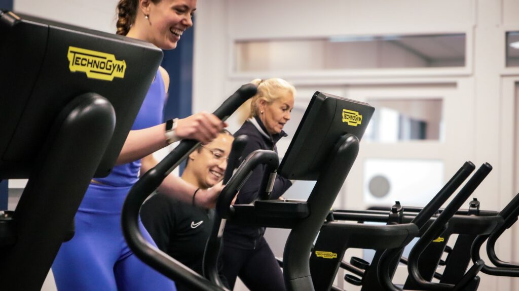 lachende vrouw doet cardiotraining