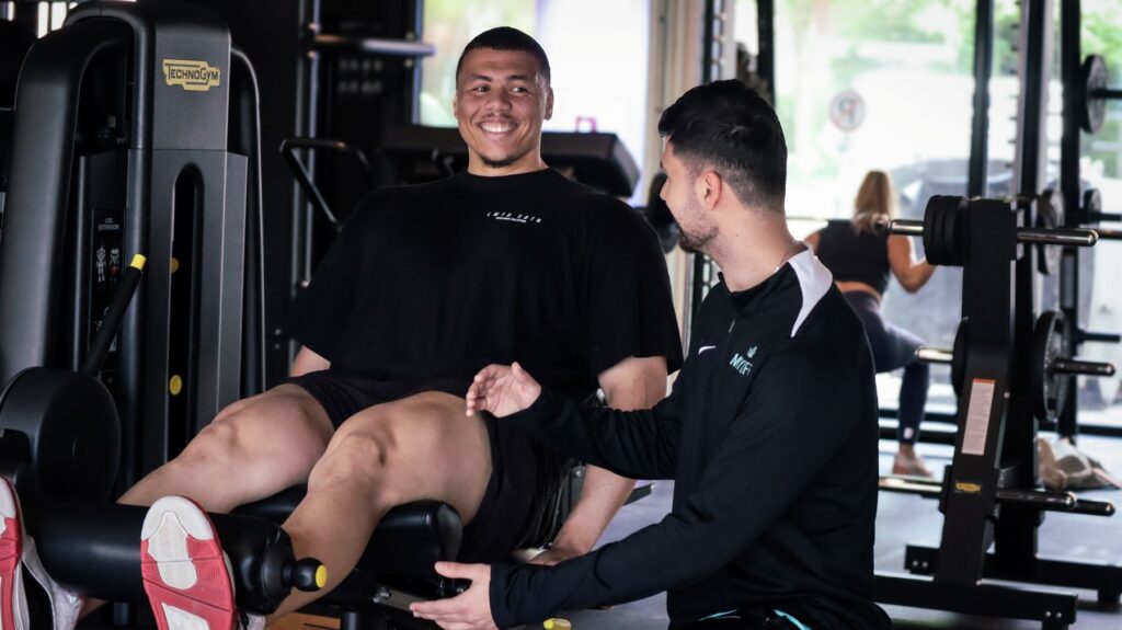 instructeur van mylife legt een fitnesstoestel uit