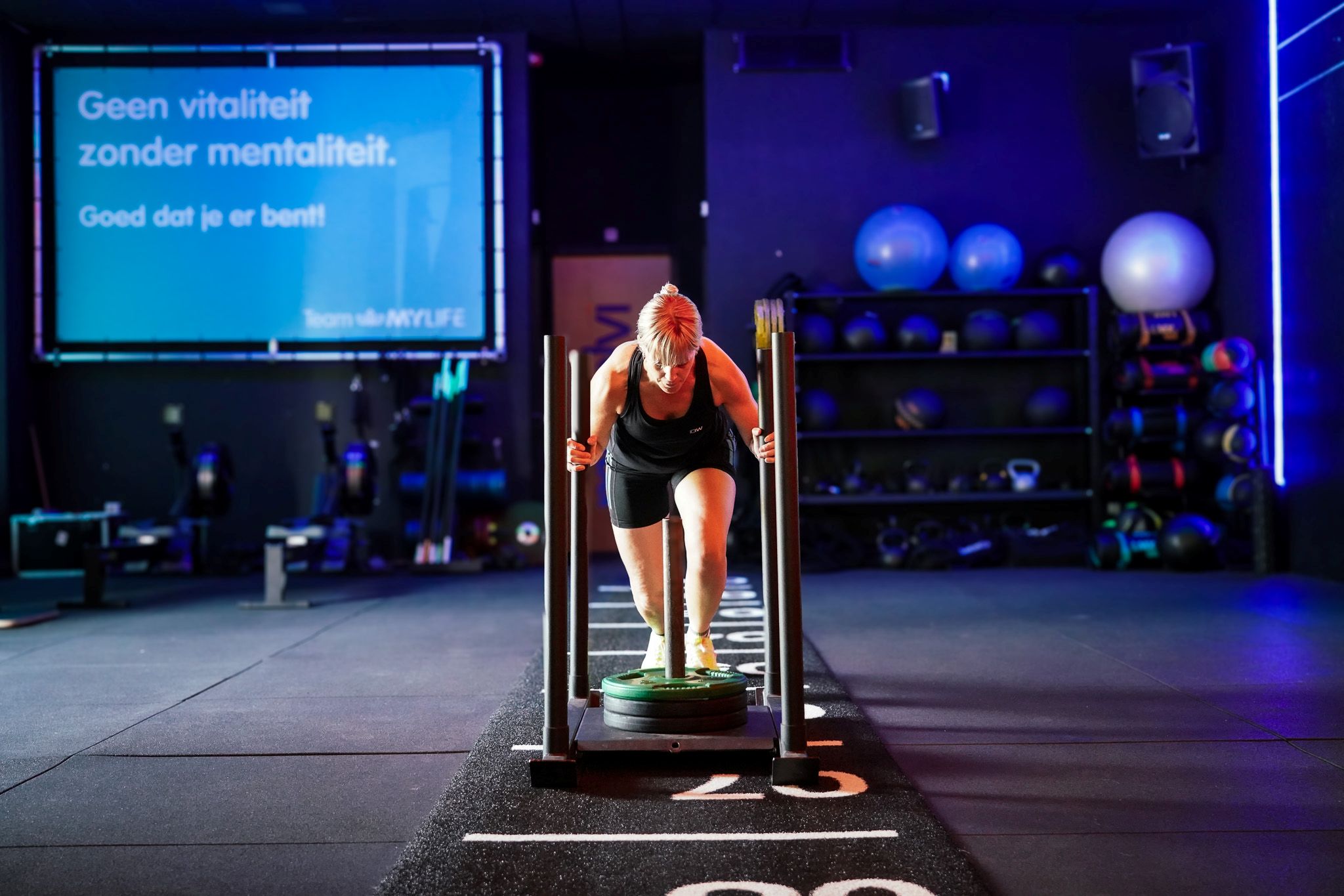 vrouw met sled push