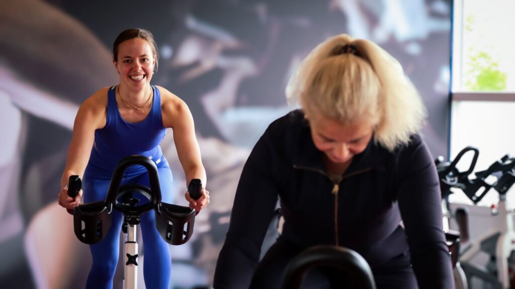 lachende vrouw doet aan spinning