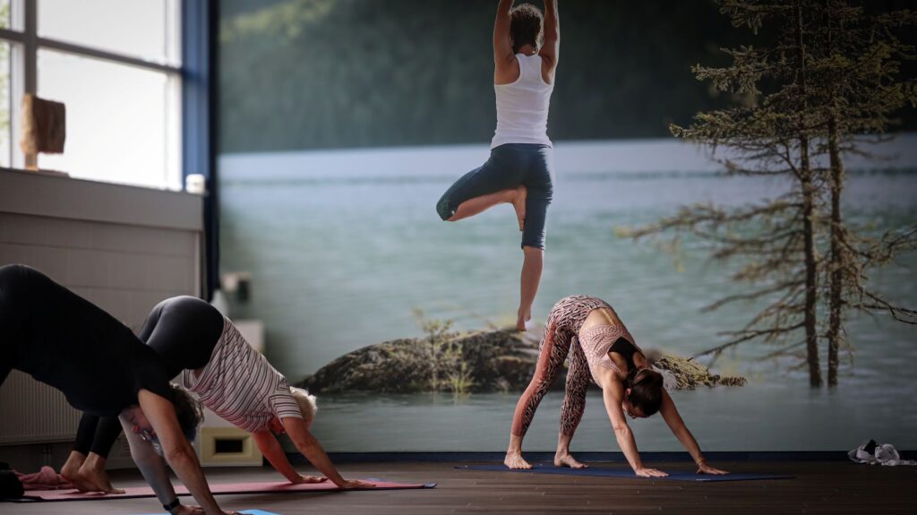 dames in yoga pose