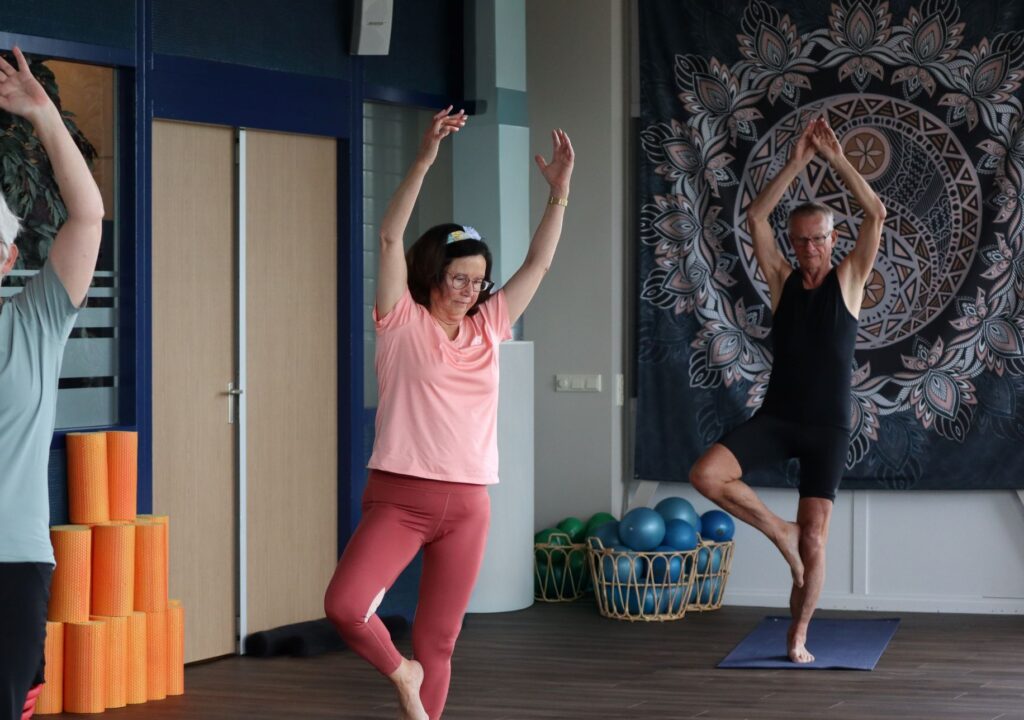 man en vrouw doen yoga oefening