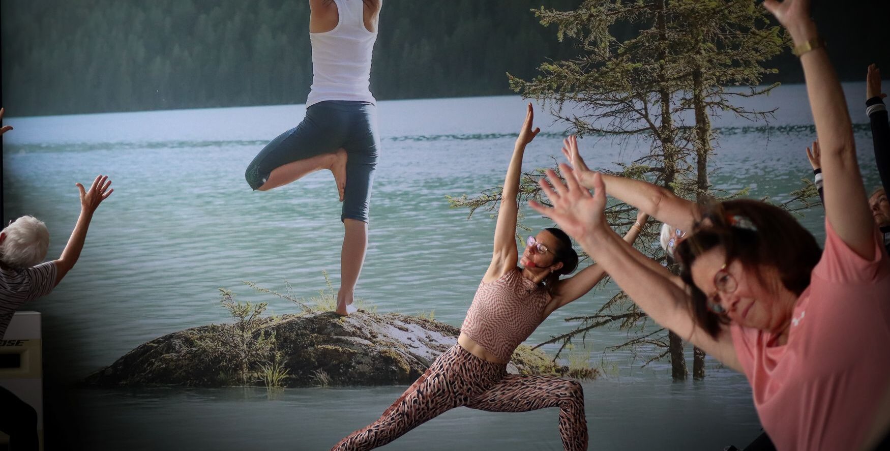 vrouwen tijdens yoga stretch