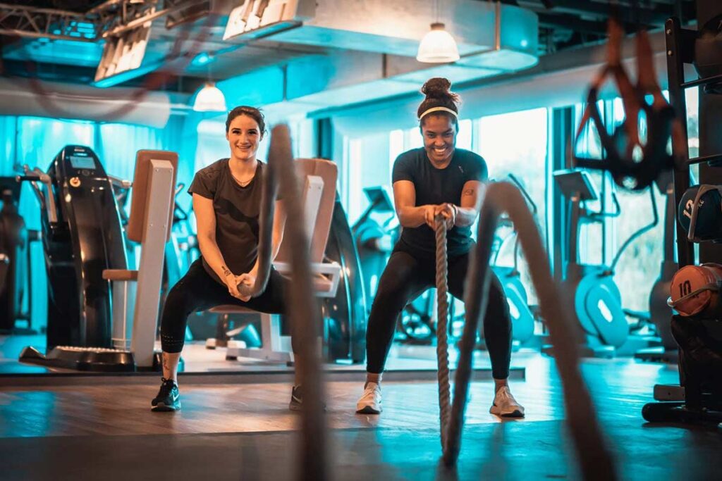 vrouwen met battle ropes in fitness