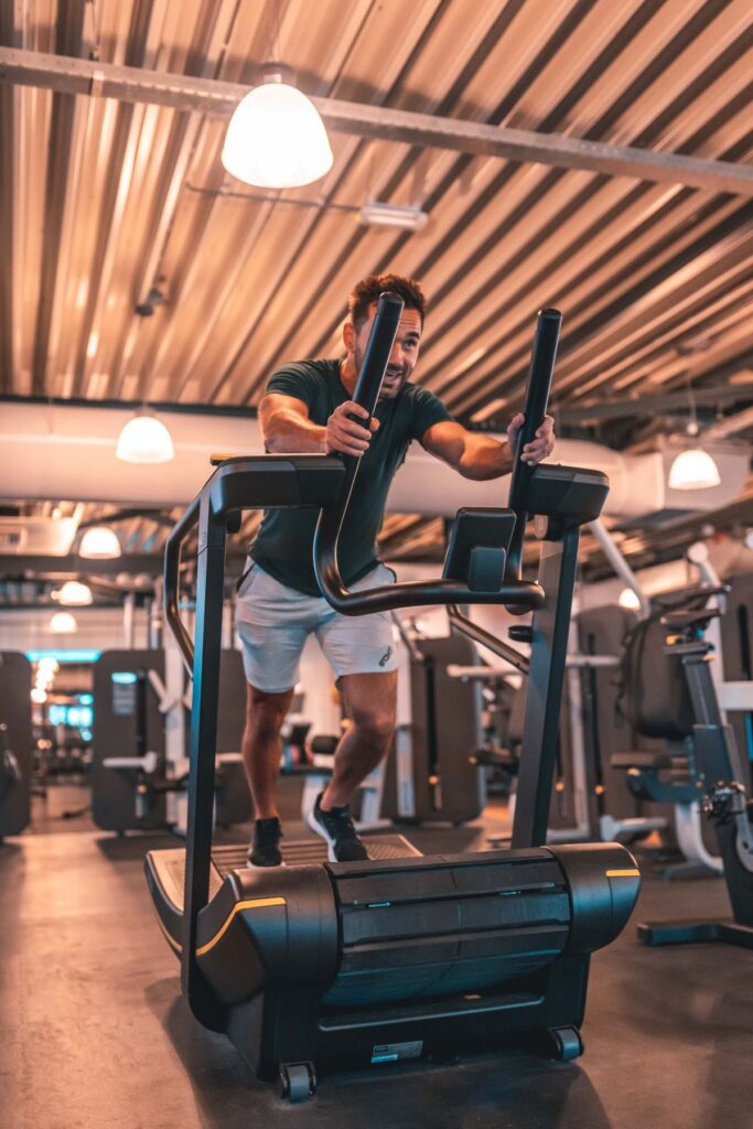 man op skillmill loopband